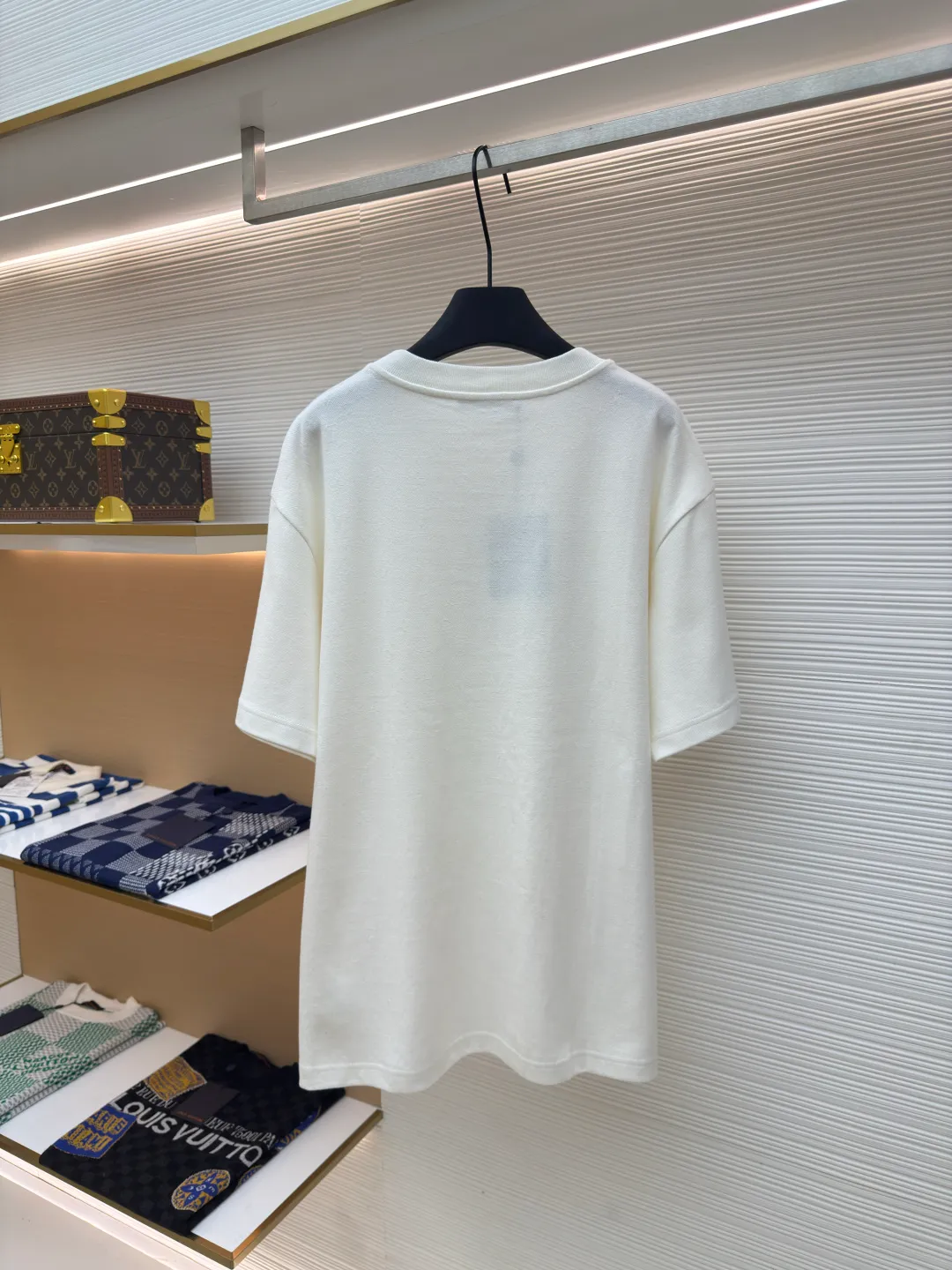 LOUIS VUITTON Pocket jacquard short sleeves ●Authentic product: purchased and developed for 8500 ●Item number: 1680117-A35 ●Fabric: pure cotton fabric ●Technology: jacquard knitting ●Version: fitted version ●Weight: about 345 grams ●Size: XS-S-M-L ●Description: Use 18-needle upper and lower cotton jacquard knitted fabric, weight 300g. Disassemble the original version to analyze the type of machine for yarn parameters. Manually count the needles and draw the pattern. The jacquard fabric is woven by Fukuda machine imported from Japan. The solid color part uses an 18-needle double-sided jacquard machine to weave the pique fabric. The jacquard and solid color fabrics are proportioned according to the amount of each piece. The two fabrics are the same The vat dyeing ensures that there is no color difference in the finished fabric. Overflow vat rope dyeing is used. The edge of the finished fabric is over-positioned and the weft adjuster is used to adjust the weft and slant to ensure that the pattern of the finished fabric is consistent with the size of the Y version. The front + sleeves are made of solid pique fabric, and the back pocket is made of jacquard fabric. The pocket letters are centered and positioned to take out the pieces. The thread is made of 40s double-ply cotton yarn and the flat collar is woven on a horizontal machine. The overall wiring is straight and delicate, the fabric is comfortable and soft, and the color is consistent without color difference. It can be matched with the same style to create a fashionable look and control various occasions. Customized accessories, complete with three standards, same style for men and women!